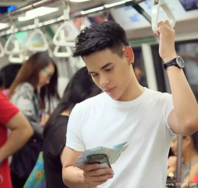 看点∣地铁小鲜肉走红 海边私照秀粉嫩肉身 高颜小哥狂撩粉丝！-51虹马