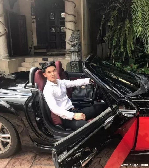 看点∣独爱穿泳裤自拍的极品大胸小鲜肉 找了个八块腹肌的男朋友了!-51虹马