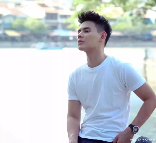 看点∣地铁小鲜肉走红 海边私照秀粉嫩肉身 高颜小哥狂撩粉丝！ - 51虹马