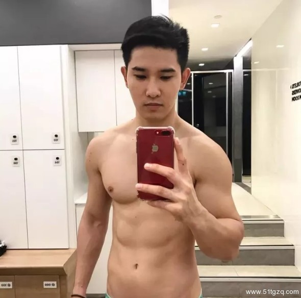 看点∣独爱穿泳裤自拍的极品大胸小鲜肉 找了个八块腹肌的男朋友了! - 51虹马