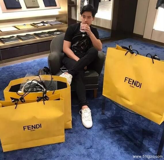 富二代足球帅哥下海拍片被网友扒出来了！ - 51虹马