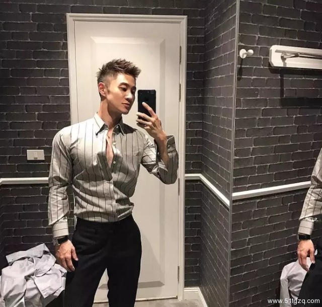 看点∣黄晓明的好友 极品正装翘臀男神 大胸腹肌公狗腰 直男都想得到的男人 - 51虹马