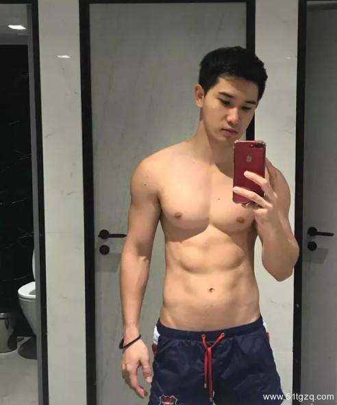 看点∣独爱穿泳裤自拍的极品大胸小鲜肉 找了个八块腹肌的男朋友了! - 51虹马