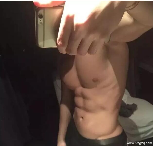 翘臀腹肌国民校草到知名卖肉男模，连洗澡全果都被基友直播！ - 51虹马