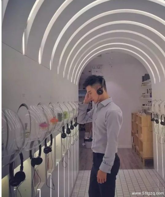 看点∣黄晓明的好友 极品正装翘臀男神 大胸腹肌公狗腰 直男都想得到的男人 - 51虹马