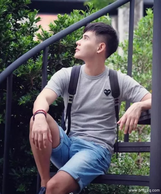 看点∣地铁小鲜肉走红 海边私照秀粉嫩肉身 高颜小哥狂撩粉丝！ - 51虹马