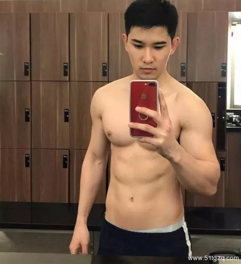 看点∣独爱穿泳裤自拍的极品大胸小鲜肉 找了个八块腹肌的男朋友了! - 51虹马