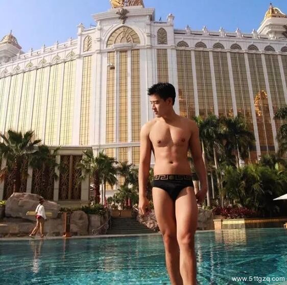 富二代足球帅哥下海拍片被网友扒出来了！ - 51虹马