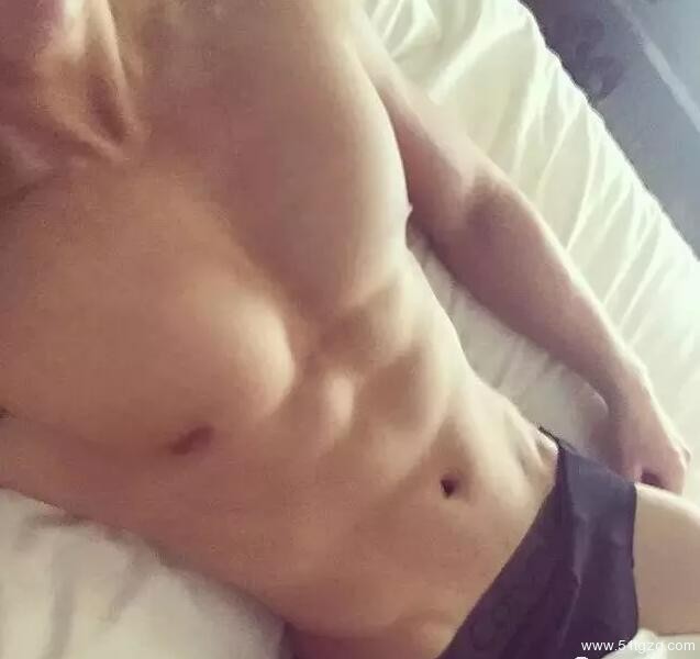 翘臀腹肌国民校草到知名卖肉男模，连洗澡全果都被基友直播！ - 51虹马