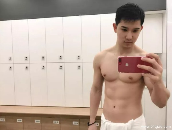 看点∣独爱穿泳裤自拍的极品大胸小鲜肉 找了个八块腹肌的男朋友了! - 51虹马