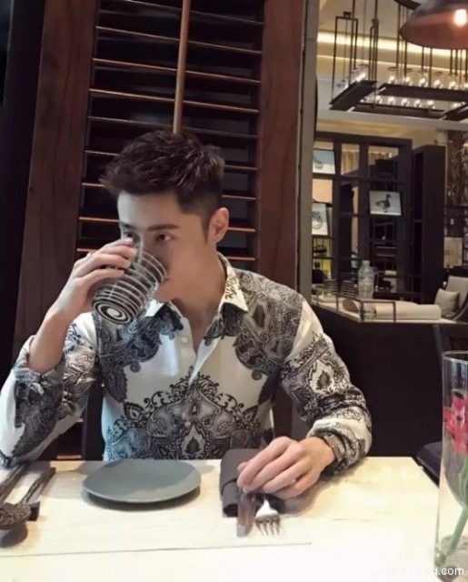 看点∣黄晓明的好友 极品正装翘臀男神 大胸腹肌公狗腰 直男都想得到的男人 - 51虹马