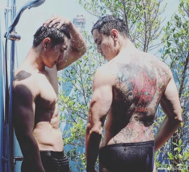 蜜桃胸小哥哥被舔的快高X了 - 51虹马