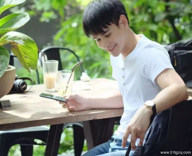 看点∣地铁小鲜肉走红 海边私照秀粉嫩肉身 高颜小哥狂撩粉丝！ - 51虹马