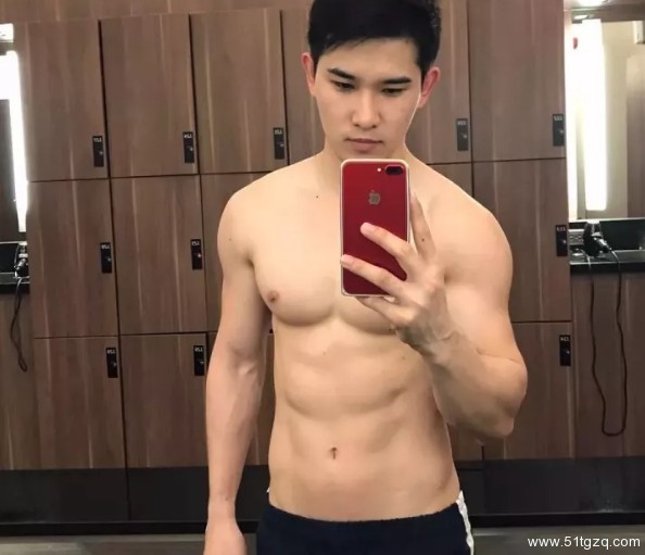 看点∣独爱穿泳裤自拍的极品大胸小鲜肉 找了个八块腹肌的男朋友了! - 51虹马