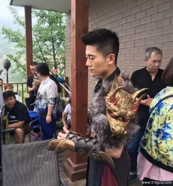 翘臀腹肌国民校草到知名卖肉男模，连洗澡全果都被基友直播！ - 51虹马