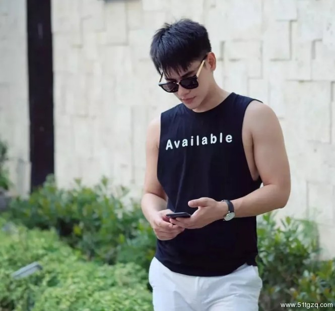 看点∣地铁小鲜肉走红 海边私照秀粉嫩肉身 高颜小哥狂撩粉丝！ - 51虹马