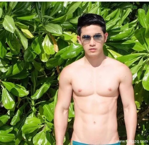 看点∣独爱穿泳裤自拍的极品大胸小鲜肉 找了个八块腹肌的男朋友了! - 51虹马