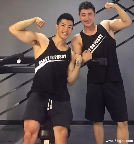 看点∣黄晓明的好友 极品正装翘臀男神 大胸腹肌公狗腰 直男都想得到的男人 - 51虹马