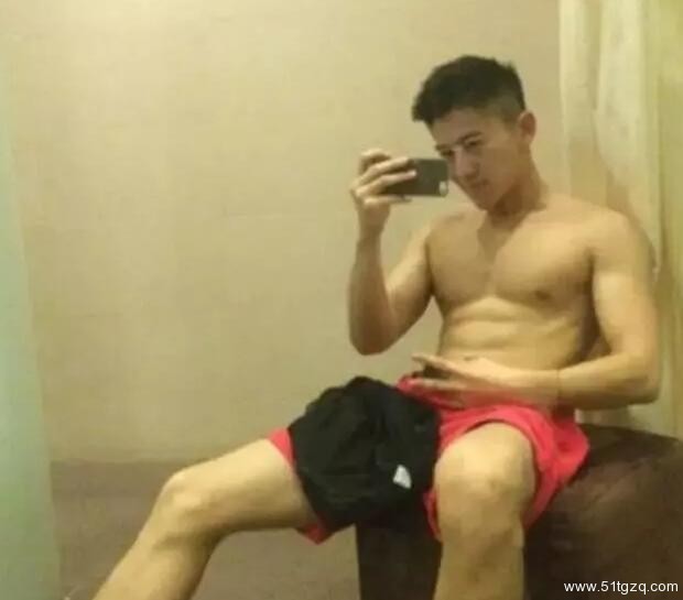 翘臀腹肌国民校草到知名卖肉男模，连洗澡全果都被基友直播！ - 51虹马