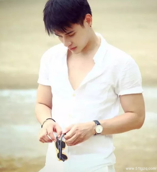 看点∣地铁小鲜肉走红 海边私照秀粉嫩肉身 高颜小哥狂撩粉丝！ - 51虹马