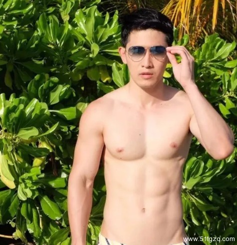 看点∣独爱穿泳裤自拍的极品大胸小鲜肉 找了个八块腹肌的男朋友了! - 51虹马