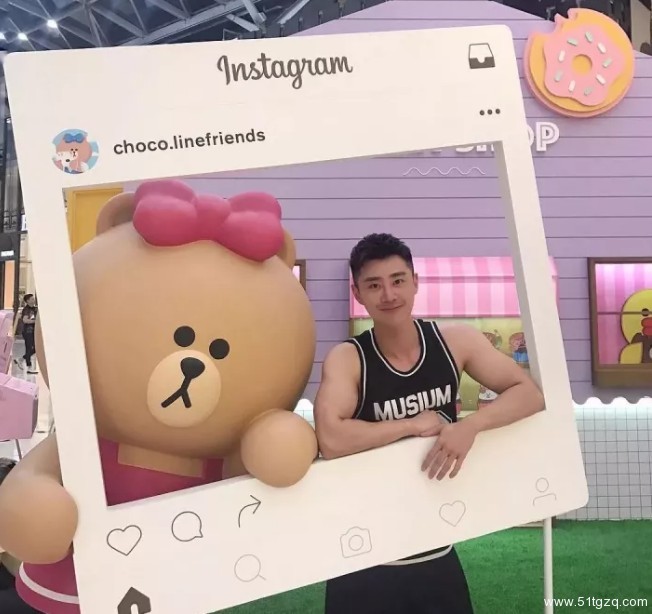 看点∣黄晓明的好友 极品正装翘臀男神 大胸腹肌公狗腰 直男都想得到的男人 - 51虹马