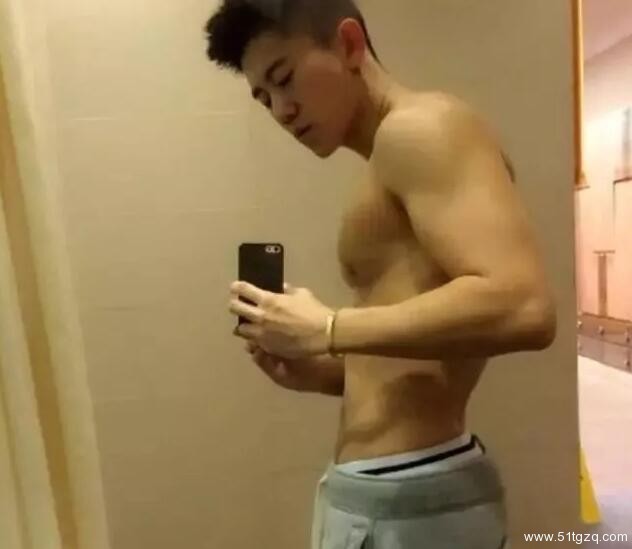 翘臀腹肌国民校草到知名卖肉男模，连洗澡全果都被基友直播！ - 51虹马