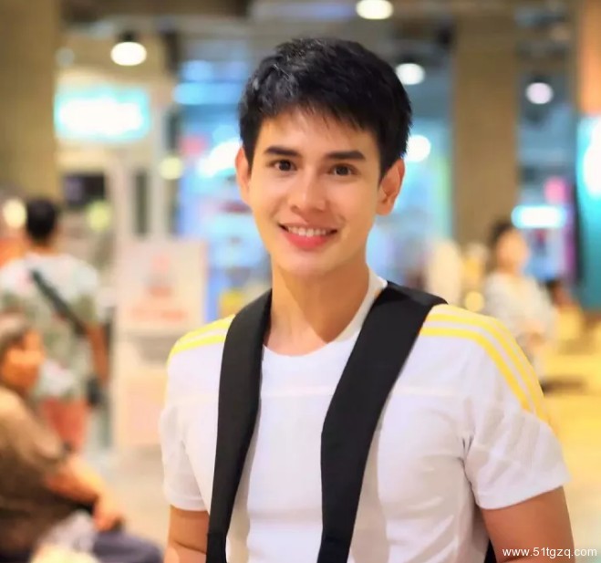 看点∣地铁小鲜肉走红 海边私照秀粉嫩肉身 高颜小哥狂撩粉丝！ - 51虹马