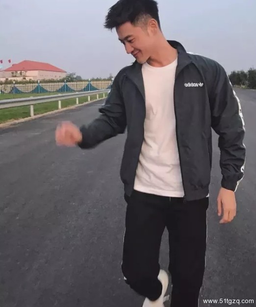 看点∣黄晓明的好友 极品正装翘臀男神 大胸腹肌公狗腰 直男都想得到的男人 - 51虹马