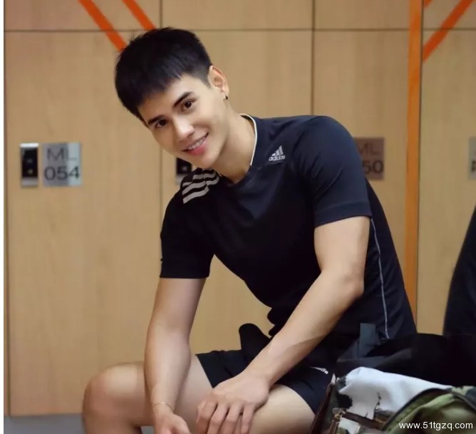 看点∣地铁小鲜肉走红 海边私照秀粉嫩肉身 高颜小哥狂撩粉丝！ - 51虹马