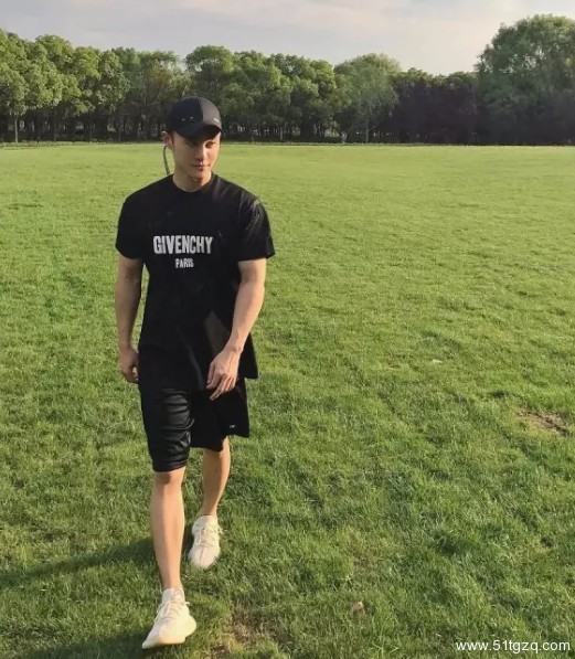 看点∣黄晓明的好友 极品正装翘臀男神 大胸腹肌公狗腰 直男都想得到的男人 - 51虹马