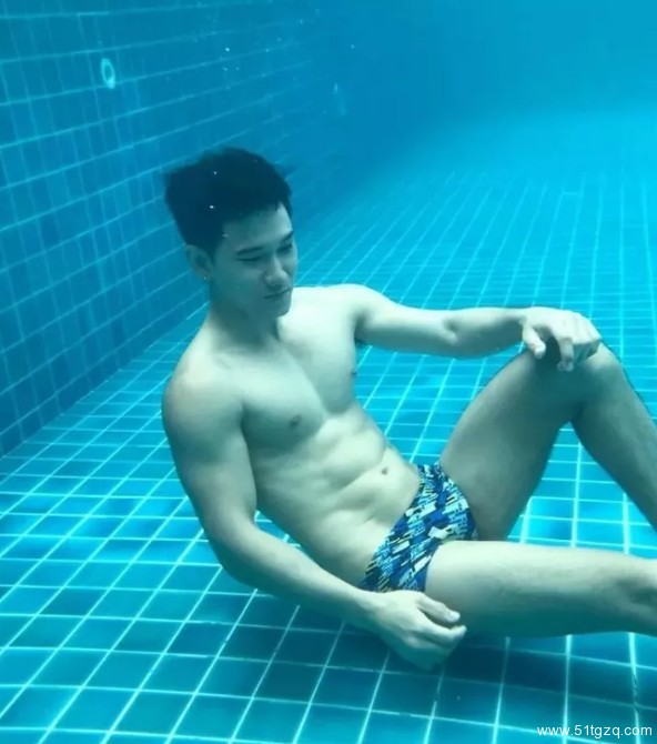看点∣独爱穿泳裤自拍的极品大胸小鲜肉 找了个八块腹肌的男朋友了! - 51虹马