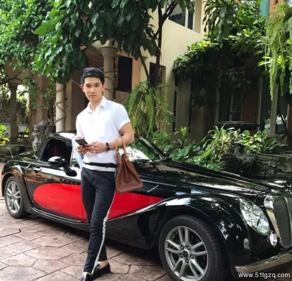 看点∣独爱穿泳裤自拍的极品大胸小鲜肉 找了个八块腹肌的男朋友了! - 51虹马