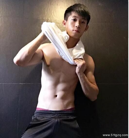 出柜老攻假装女生和直男聊陌陌，正常吗？ - 51虹马