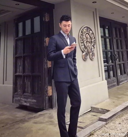 看点∣黄晓明的好友 极品正装翘臀男神 大胸腹肌公狗腰 直男都想得到的男人 - 51虹马