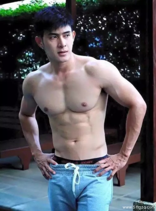 蜜桃胸小哥哥被舔的快高X了 - 51虹马