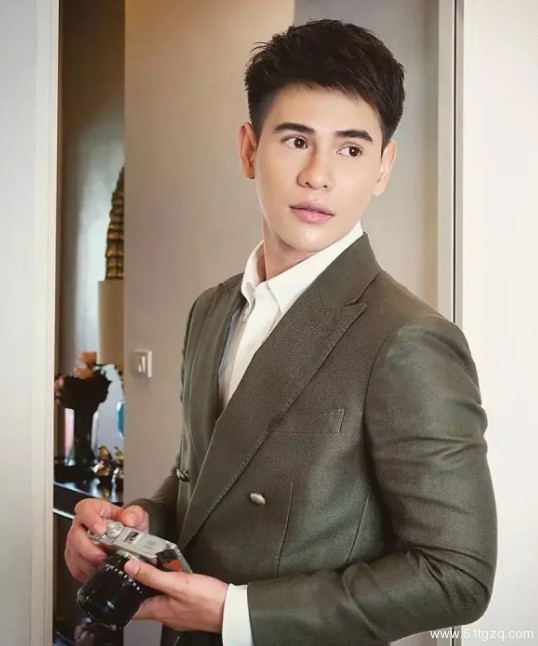 看点∣地铁小鲜肉走红 海边私照秀粉嫩肉身 高颜小哥狂撩粉丝！ - 51虹马