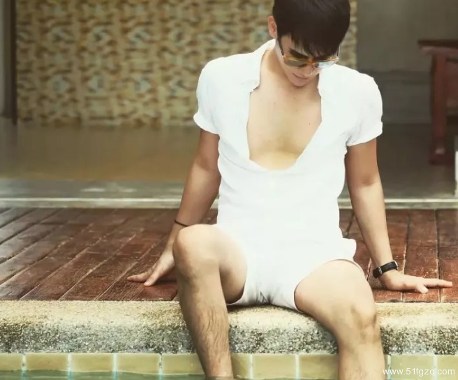 看点∣地铁小鲜肉走红 海边私照秀粉嫩肉身 高颜小哥狂撩粉丝！ - 51虹马