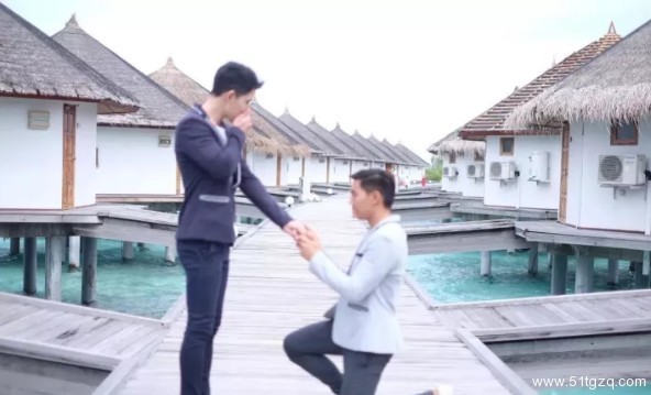 看点∣独爱穿泳裤自拍的极品大胸小鲜肉 找了个八块腹肌的男朋友了! - 51虹马