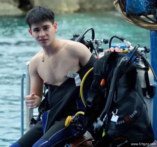 看点∣地铁小鲜肉走红 海边私照秀粉嫩肉身 高颜小哥狂撩粉丝！ - 51虹马