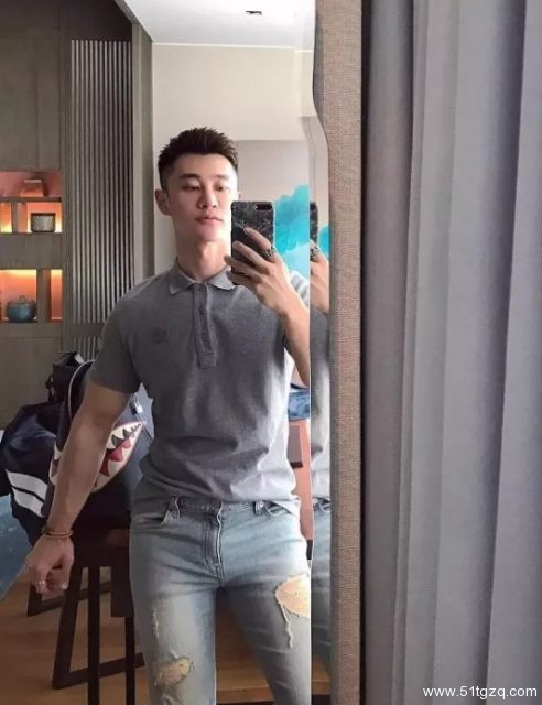 看点∣黄晓明的好友 极品正装翘臀男神 大胸腹肌公狗腰 直男都想得到的男人 - 51虹马