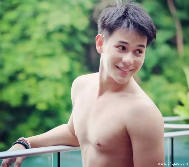 看点∣地铁小鲜肉走红 海边私照秀粉嫩肉身 高颜小哥狂撩粉丝！ - 51虹马