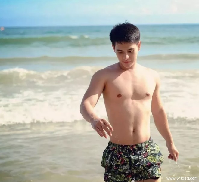 看点∣地铁小鲜肉走红 海边私照秀粉嫩肉身 高颜小哥狂撩粉丝！ - 51虹马