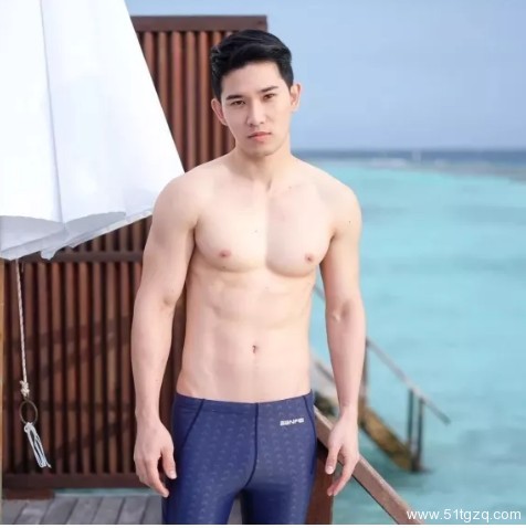 看点∣独爱穿泳裤自拍的极品大胸小鲜肉 找了个八块腹肌的男朋友了! - 51虹马