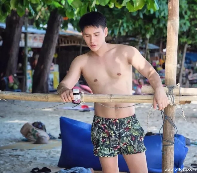 看点∣地铁小鲜肉走红 海边私照秀粉嫩肉身 高颜小哥狂撩粉丝！ - 51虹马