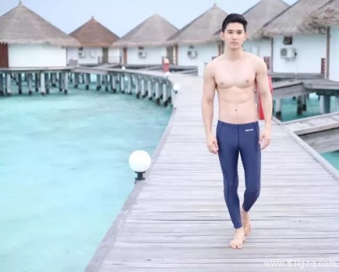 看点∣独爱穿泳裤自拍的极品大胸小鲜肉 找了个八块腹肌的男朋友了! - 51虹马