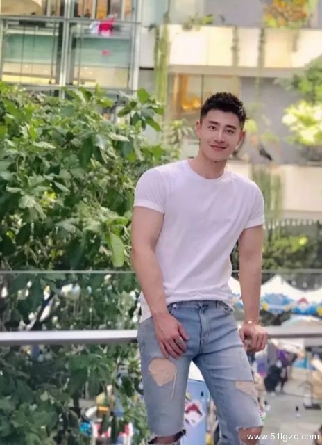 看点∣黄晓明的好友 极品正装翘臀男神 大胸腹肌公狗腰 直男都想得到的男人 - 51虹马