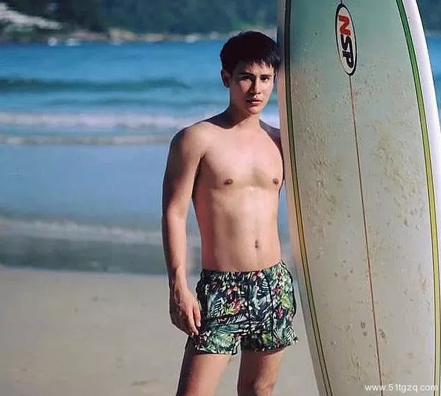 看点∣地铁小鲜肉走红 海边私照秀粉嫩肉身 高颜小哥狂撩粉丝！ - 51虹马