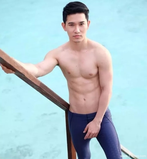 看点∣独爱穿泳裤自拍的极品大胸小鲜肉 找了个八块腹肌的男朋友了! - 51虹马