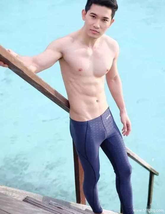 看点∣独爱穿泳裤自拍的极品大胸小鲜肉 找了个八块腹肌的男朋友了! - 51虹马